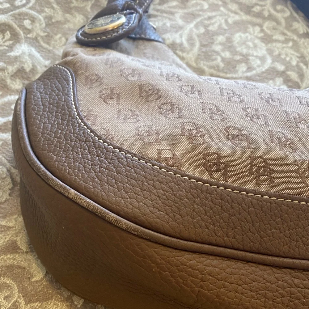 Classic Dooney & Bourke Shoulder Bag - Picture 2 of 10